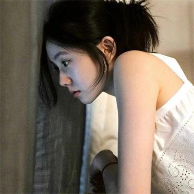 想踢沉迷男的女人